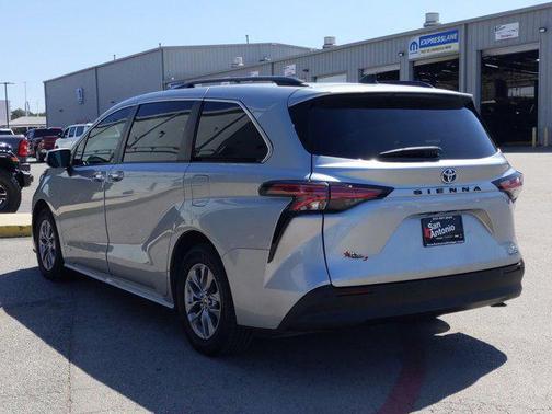 2021 Toyota Sienna XLE 8 Passenger