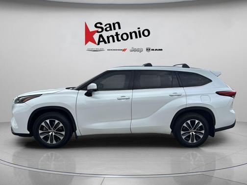Pearl 2022 Toyota Highlander XLE