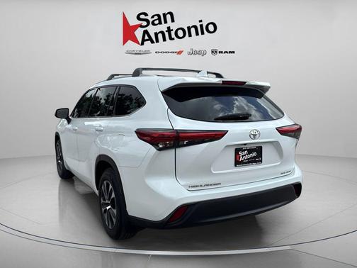 Pearl 2022 Toyota Highlander XLE