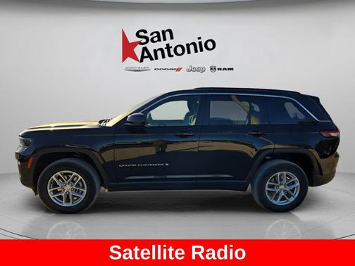 Diamond Black Crystal Pearlcoat 2025 Jeep Grand Cherokee Laredo