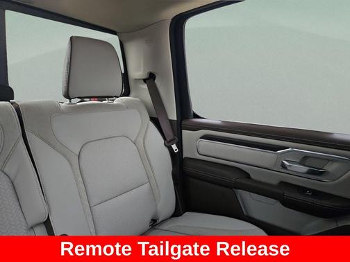 Diamond Black Crystal Pearlcoat 2026 RAM 1500 Laramie