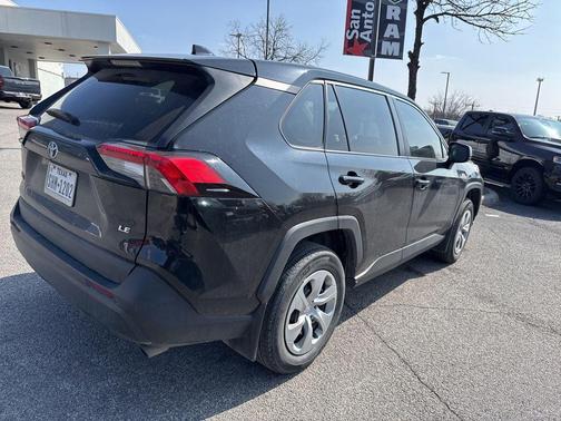 2022 Toyota RAV4 LE