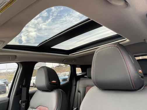 Deep Blue Pearl 2026 Nissan Kicks SR