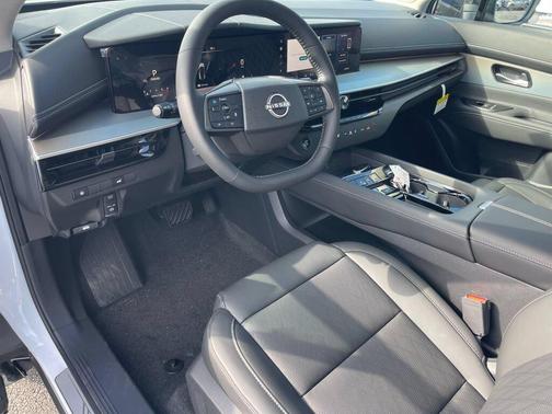 Everest White Pearl Tricoat/Super Black 2027 Nissan Murano Platinum