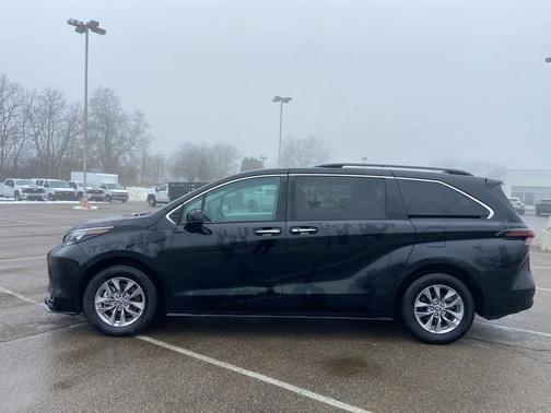 2025 Toyota Sienna XLE