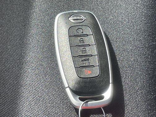 Everest White Pearl Tricoat 2026 Nissan Pathfinder SV