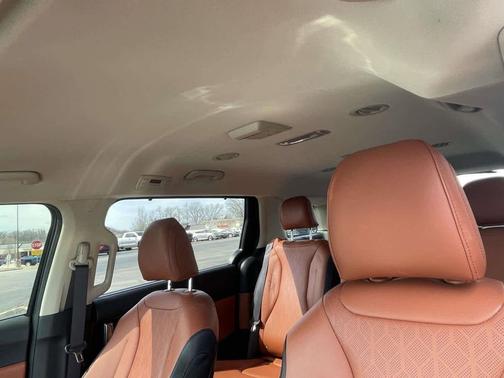 Aurora Black Pearl 2024 Kia Carnival SX
