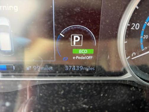 Sunset Drift Chromaflair 2022 Nissan Leaf SV 40 kWh