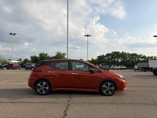 Sunset Drift Chromaflair 2022 Nissan Leaf SV 40 kWh