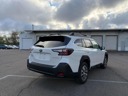Crystal White Pearl 2025 Subaru Outback Premium