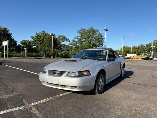 SIL/Silver 2004 Ford Mustang Deluxe