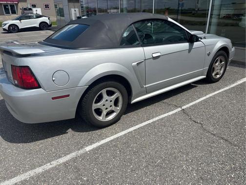 SIL/Silver 2004 Ford Mustang Deluxe
