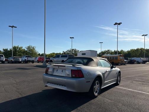 SIL/Silver 2004 Ford Mustang Deluxe