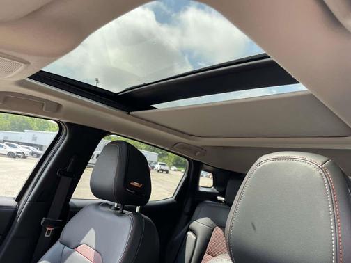 Canyon Bronze Metallic 2025 Nissan Kicks SR