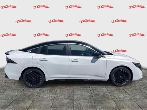 Aspen White Tricoat/Super Black 2026 Nissan Sentra SR
