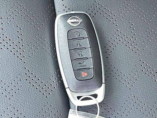 Aspen White Tricoat/Super Black 2026 Nissan Sentra SR
