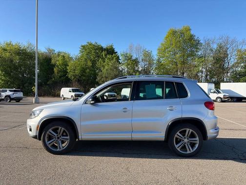 Deep Black Pearl 2017 Volkswagen Tiguan 2.0T S 4MOTION