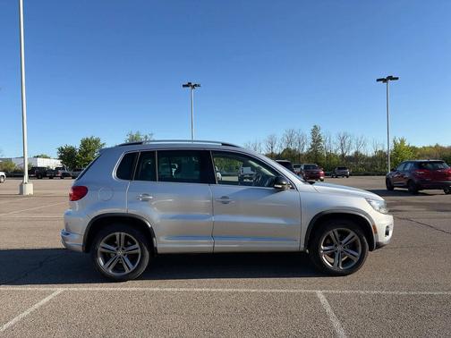 Deep Black Pearl 2017 Volkswagen Tiguan 2.0T S 4MOTION