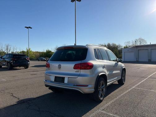 Deep Black Pearl 2017 Volkswagen Tiguan 2.0T S 4MOTION