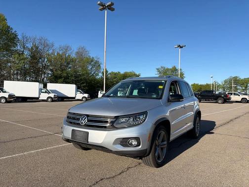 Deep Black Pearl 2017 Volkswagen Tiguan 2.0T S 4MOTION
