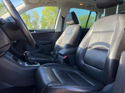Deep Black Pearl 2017 Volkswagen Tiguan 2.0T S 4MOTION