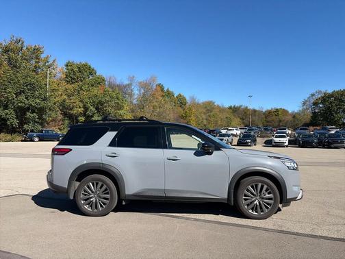 Solid Gray/Super Black 2024 Nissan Pathfinder SL 4WD