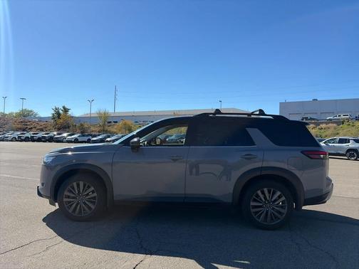 Solid Gray/Super Black 2024 Nissan Pathfinder SL 4WD