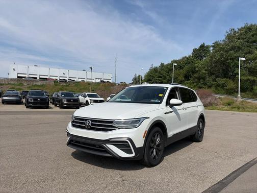 Opal White Pearl 2023 Volkswagen Tiguan 2.0T SE