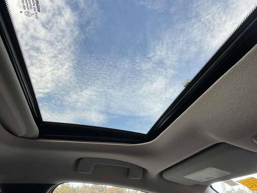 Atlantic Gray Metallic/Super Black 2027 Nissan Sentra SR