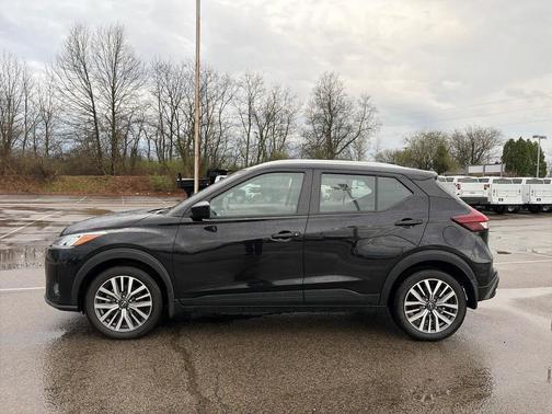Super Black 2023 Nissan Kicks SV
