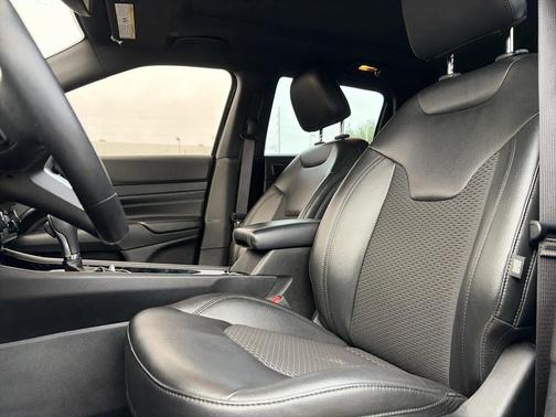 Diamond Black Crystal Pearlcoat 2022 Jeep Compass Latitude