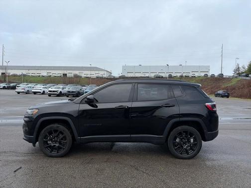 Diamond Black Crystal Pearlcoat 2022 Jeep Compass Latitude