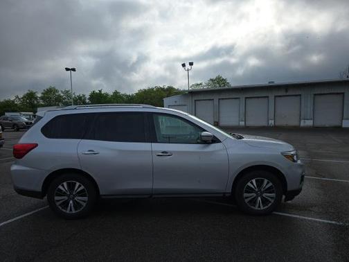 2017 Nissan Pathfinder SL