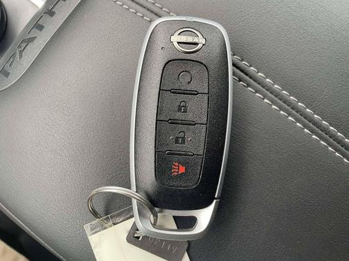 Pearl White Tricoat 2024 Nissan Pathfinder SV 4WD