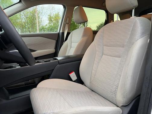 Pearl White Tricoat 2023 Nissan Rogue SV