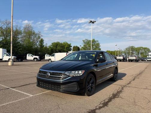 Deep Black Pearl 2022 Volkswagen Jetta 1.5T SE