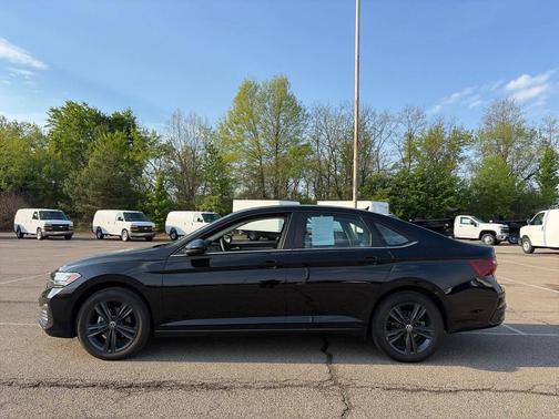 Deep Black Pearl 2022 Volkswagen Jetta 1.5T SE