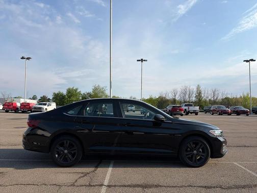 Deep Black Pearl 2022 Volkswagen Jetta 1.5T SE