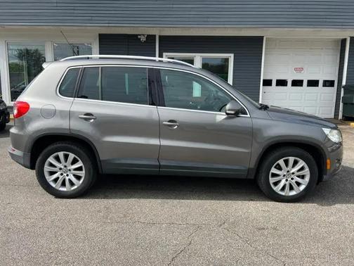 Alpine Gray Metallic 2011 Volkswagen Tiguan SE