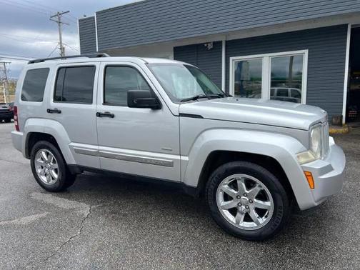Bright Silver Metallic Clearcoat 2012 Jeep Liberty Sport