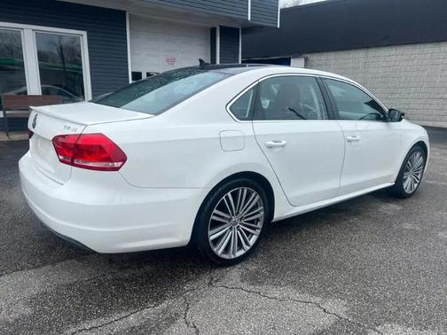 Candy White/Black Roof 2015 Volkswagen Passat 1.8T Auto Sport