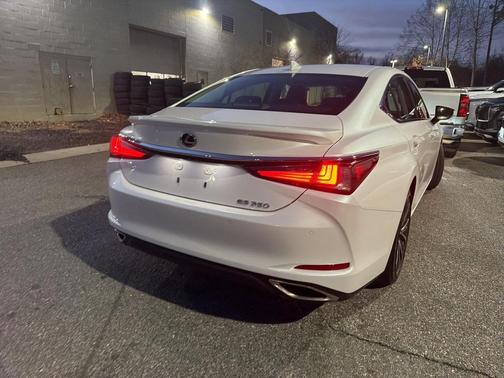 2022 Lexus ES 350 Base