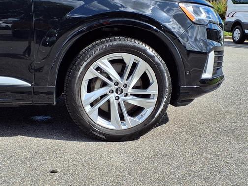 2023 Audi Q7 45 Premium Plus