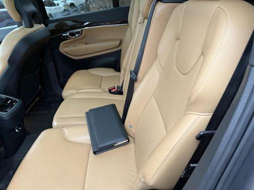 2016 Volvo XC90 T6 Momentum