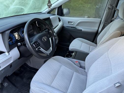 2019 Toyota Sienna LE