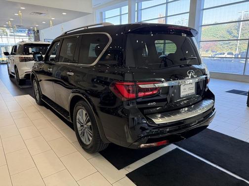 2022 INFINITI QX80 Luxe