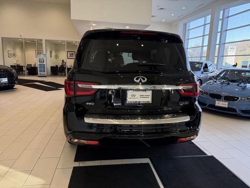 2022 INFINITI QX80 Luxe