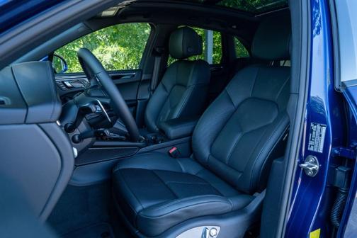 Gentian Blue Metallic 2026 Porsche Macan Base