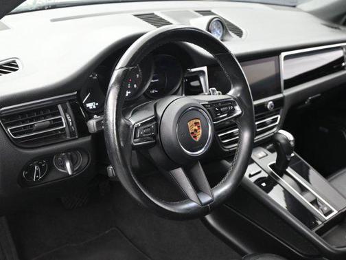 2022 Porsche Macan AWD