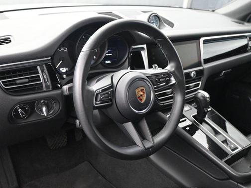2022 Porsche Macan Base